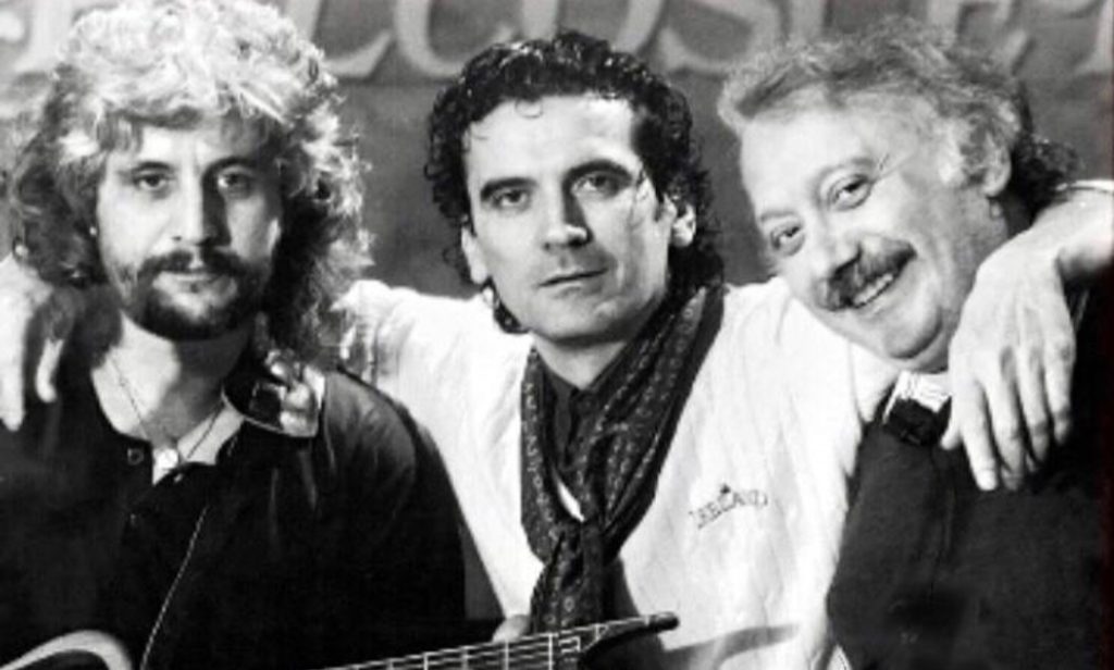 alt="Gianni Minà con Pino Daniele e Massimo Troisi"